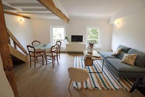TV a/nebo společenská místnost v ubytování Duplex Downtown Abbaye by La Boîte En Plus + 14 fotografií