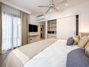 Postel nebo postele na pokoji v ubytování Luxury 2 bedroom apartment at the beach