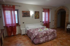 ein Schlafzimmer mit einem Bett mit zwei Teller Essen drauf in der Unterkunft La Coccinella in Iesi