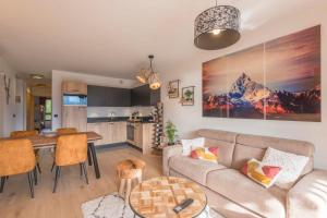 ein Wohnzimmer mit einem Sofa und einem Tisch in der Unterkunft Stunning flat with views of Mont Blanc in Combloux - Welkeys in Combloux
