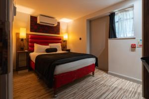 Postel nebo postele na pokoji v ubytování Simply Rooms & Suites