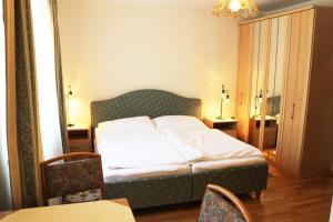 a bedroom with a bed and a table and chairs at Haus zu den Zwei Eichen in Perchtoldsdorf