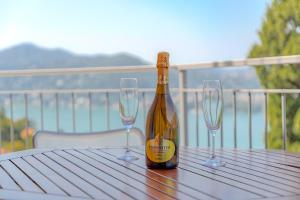 una bottiglia di champagne e due bicchieri di vino su un tavolo di [Como-Blevio] Suite lake view + private garage a Blevio