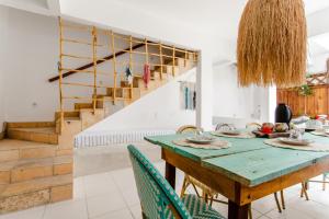 a dining room with a green table and chairs at Casa na Praia Preá - Casa Inteira in Prea