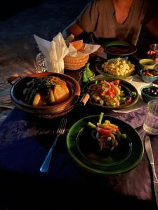 una tavola con piatti di cibo su un tavolo di Chigaga Desert Camp a M'Hamid