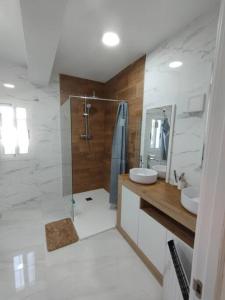 ein Bad mit einer Dusche, 2 Waschbecken und einem Spiegel in der Unterkunft Villa rural Valencia in Siete Aguas