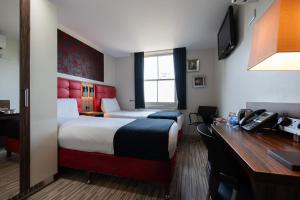 Postel nebo postele na pokoji v ubytování Simply Rooms & Suites