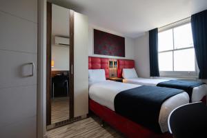 Postel nebo postele na pokoji v ubytování Simply Rooms & Suites