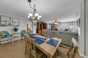 Posezení v ubytování Inlet Reef 416 - Gulf View 2BR