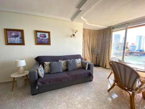- un salon avec un canapé et une grande fenêtre dans l'établissement Coblanca 8-11º3, à Benidorm