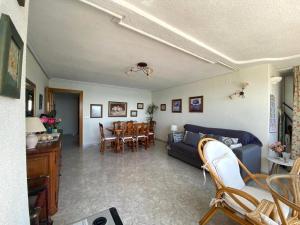 - un salon avec un canapé, une table et des chaises dans l'établissement Coblanca 8-11º3, à Benidorm