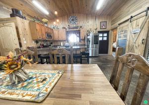 cocina y comedor con mesa y sillas en Pinyon View Murdock Cabin en Verdure