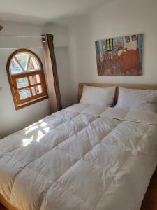 Postel nebo postele na pokoji v ubytování Sunflower maisonette with attic