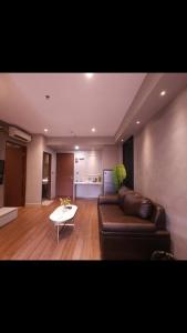 een woonkamer met een bank en een tafel bij Your Home in Bandung