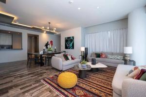 Posezení v ubytování Ultra-Luxury 3BR opulent furnishing @damac heights