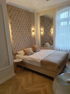 Un dormitorio con una cama grande y una ventana en Crystal en Zielona Góra