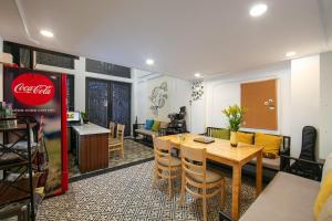 河内Downtown Hostel & Rooftop Bar的古柯可拉餐厅,配有桌椅