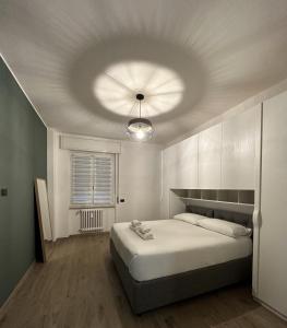 a bedroom with a large bed with a ceiling at Green Apartment in Pioltello