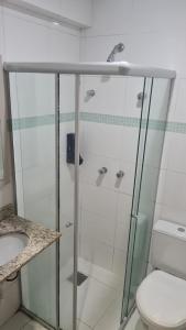 uma casa de banho com um chuveiro, um WC e um lavatório. em HOTEL ECONOMICO - 150m Santa Casa, Prox Assembleia e UFRGS em Porto Alegre