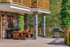 d'une terrasse avec un banc et un grill. dans l'établissement Mountain house Rupicapra with Sauna and Outdoor Hot Tub, à Kostel