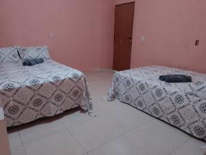 2 camas en un dormitorio con paredes rosas en Casa Praia Ilha da Croa/Carro quebrado en Barra de Santo Antônio