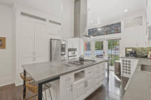 哥倫布的住宿－Franklin Manor-Columbus Downtown Luxury Estate，厨房配有白色橱柜和炉灶烤箱。