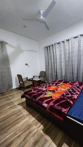 - une chambre avec un lit et des chaises dans l'établissement New Hotel Meghdoot, à Srinagar