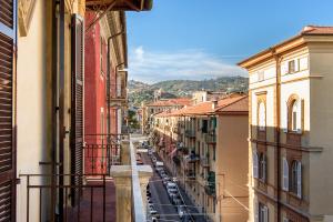 een balkon met uitzicht op een stadsstraat bij The Poet Hotel in La Spezia