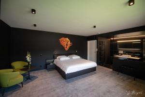 1 dormitorio con 1 cama extragrande y baño en Les Thermes de Spa by La Cour de la Reine Hôtel, Suites & accès gratuit au centre thermal en Spa