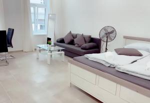 a living room with a bed and a couch at Queen Apartment 4P WL in Vienna