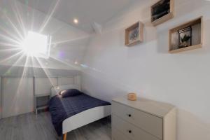 Dormitorio pequeño con cama y vestidor en Gîte de la Place classé 3 étoiles Centre Bourg WIFI Services prosConciergerie Comte des Cierges, 