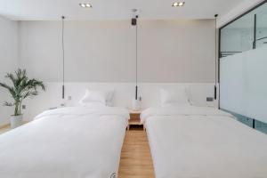 Voodi või voodid majutusasutuse Shangri-La Jinwushe Boutique Inn toas