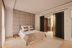 um quarto com uma cama com uma grande cabeceira de cama em San Nicolas Luxury Home with prívate terrace em Córdoba