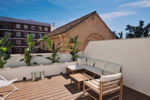een balkon met een bank en stoelen in een gebouw bij San Nicolas Luxury Home with prívate terrace in Córdoba