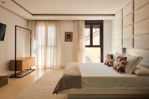 Un dormitorio con una cama grande y una ventana en San Nicolas Luxury Home with prívate terrace en Córdoba