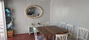 - une salle à manger avec une table et un miroir dans l'établissement DR. GREENS, à Antalya