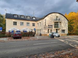 duży budynek z samochodami zaparkowanymi przed nim w obiekcie Hotel Boršičanka w Hawierzowie