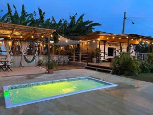 El Camper RV with pool. tesisinde veya buraya yakın yüzme havuzu