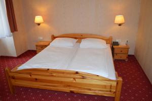Postel nebo postele na pokoji v ubytování Hotel Pension Walzerstadt