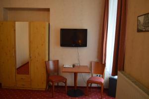TV a/nebo společenská místnost v ubytování Hotel Pension Walzerstadt