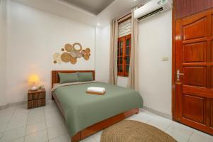 1 dormitorio con 1 cama grande en una habitación en Downtown Hostel & Rooftop Bar en Hanói