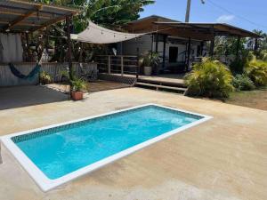 El Camper RV with pool. tesisinde veya buraya yakın yüzme havuzu