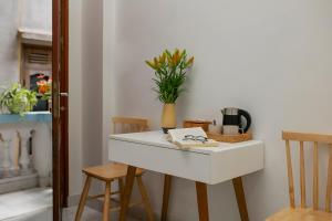 河内Downtown Hostel & Rooftop Bar的上面有植物的白色桌子