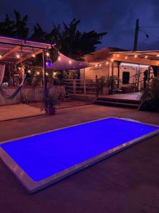 El Camper RV with pool. tesisinde veya buraya yakın yüzme havuzu