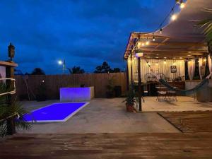 El Camper RV with pool. tesisinde veya buraya yakın yüzme havuzu
