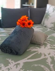 uma flor em cima de uma almofada numa cama em Appart pour 5 - Centre-ville em Caen