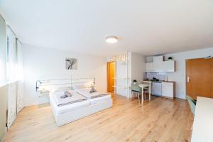 een woonkamer met een witte bank en een tafel bij Modern und Renoviert in Neurenberg +3 foto's