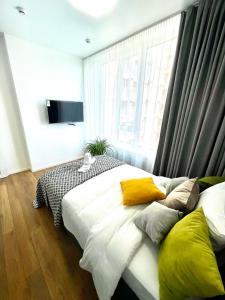 Una cama o camas en una habitación de Люкс апартаменти в затишному ЖК бізнес класу