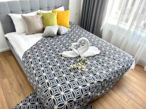 Una cama con dos toallas de cisne. en Люкс апартаменти в затишному ЖК бізнес класу, en Kiev