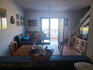 een woonkamer met een tafel en een bank bij Casa de Famara in Famara